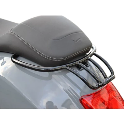 Kép: Hátsó csomagtartó Moto Nostra, fekete fényes, a Vespa GT, GTL, GTV, GTS, GTS Super, HPE, GT60 125 200 250 300ccm hez