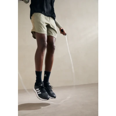 Kép: adidas Performance Everyset Trainer Unisex Edzőcipő, Méret: 38 2/3, Core black/cloud whiteCipő